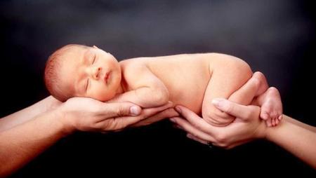 newborn hold in hands